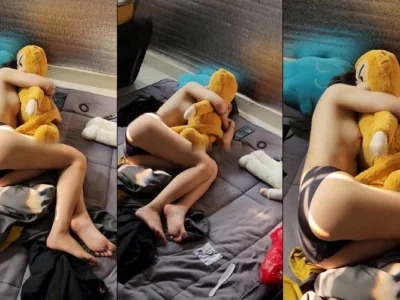 Em sinh viên đi ngủ mà không mặc đồ mở cửa