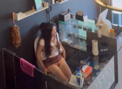 Đang lén lút chơi quầy thu ngân thì khách vào