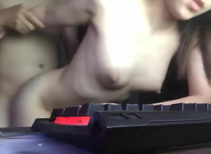 Đang ngồi làm việc thì em cởi đồ làm nháy trên bàn