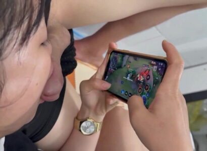 Em đang chơi game mà anh cứ bắt bú cu